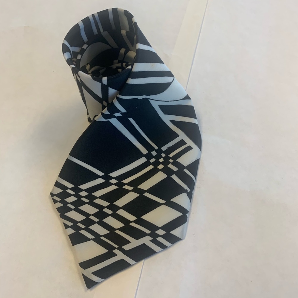 3/$18 Aries silk tie. EUC